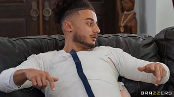 Seorang Teman Baik Yang Siap Membantu Gadis Nakal