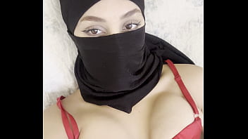 Perlahan-lahan Gadis Berhijab Arab Membuka Niqabnya, Memperlihatkan Payudara Montoknya Yang Menggoda