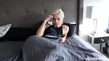 Elsa Jean Mengisap Kontol Kakak Tirinya Dan Ditabok Habis-habisan Di Kamar Mandi