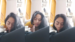 Dinda Tampilkan Aksi Sepong Hot Di Depan Kost