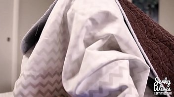 Ibu Tiri Yang Kesepian Menginginkan Batang Muda Yang Keras