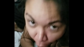 Tenggorokan Dalam Asia Yang Menggoda