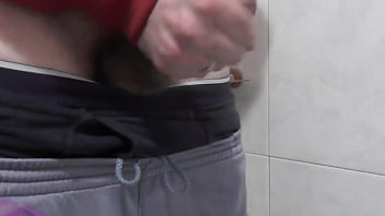 Aku Mengocok Dan Memancur Di Kamar Mandi Ibu Mertuaku.