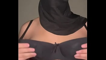 Jilbab Tetap Terpasang, Payudara Telanjang • Gadis Muslim Arab Meremas Dan Mengelus Buah Dadanya Sambil Mendesah Penuh Nafsu