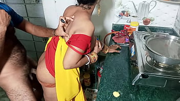 मालिक ने रसोई में ले जाकर 21 साल की नाजुक कामवाली लड़की को जमकर चोदा