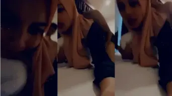 Gadis Berhijab Dihardik Dari Belakang Di Kamar Hotel