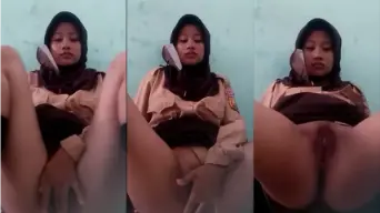 Gadis Kecil Berseragam Pramuka Meremas Memeknya Di Dalam Kelas