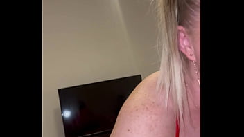 Kakak Tiriku Punya Kontol Gede Dan Memberikannya Padaku Untuk Kugunakan Main-main.