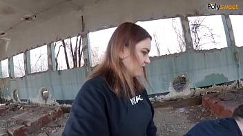 Публично трахаю парня от первого лица после того, как он обильно кончил (говорят по-русски)