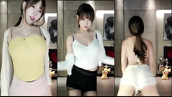 Cô Nàng Trung Quốc Uốn éo Giữa Ba Màn Hình Nóng Bỏng