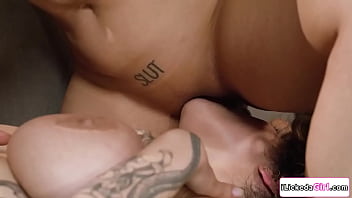 Gadis Lesbian Montok Duduk Di Wajah Kru Pengiriman Arab Yang Seksi