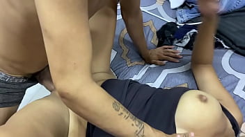 Mi Padrastro Me Coge A Escondidas De Mi Madre, Violándome En Su Propia Cama Sin Respeto.