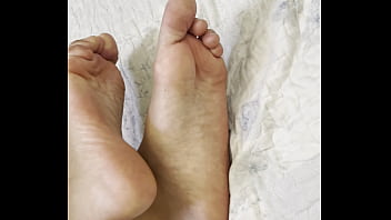 Gadis Arab Berhijab Dalam Niqab Menggoda Dengan Kaki Mungil Dan Telapak Lembutnya