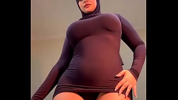 Gadis Berhijab Yang Menggoda Menari Dengan Gerakan Sensual