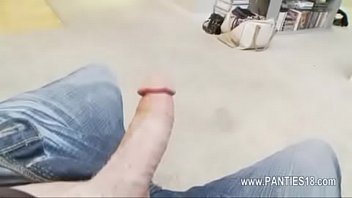 Lisa Marie Dalam Gaun Dalaman Yang Menggoda, Membungkuk Untuk Mencari Pengisi Daya Ponselnya