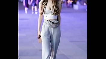 Gadis Seksi Dengan Tubuh Sensasional Dari Depan Dan Belakang