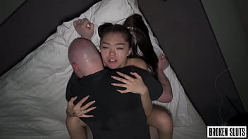 Pengeboman Sperma Kasar Untuk Lubang Mungil Gadis Asia