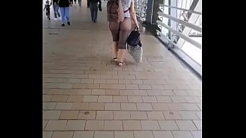 Si Gadis Oriental Itu Memamerkan Pantatnya Yang Menggoda