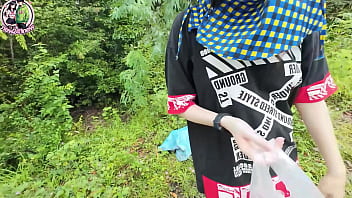 สาวไทยโชว์หีเปียกชุ่มหลังเยี่ยวเสร็จในป่า