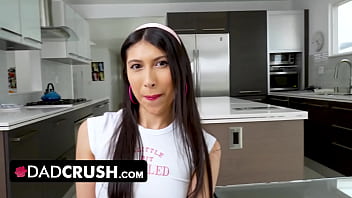 Melupakan Mantan Dengan Isi Kontol Ayah Tiriku Di Memek Mungilku