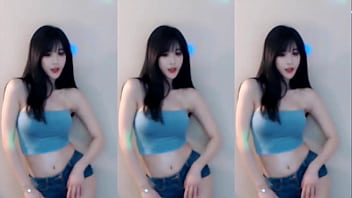 Cô Gái Trung Hoa đắm Mình Trong điệu Nhảy Quyến Rũ đầy Mê Hoặc