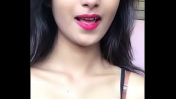 Gadis Desai Menggoda Dengan Kedip Mata Yang Menggairahkan