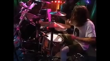 Ledakan Nirwana: Blew Mengguncang Seattle Dengan Gaya Liar Dan Penuh Nafsu