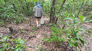 สาวสวยชาวไทยเดินเล่นในป่าเก็บเห็ด พร้อมแอบโชว์เร้าใจท่ามกลางธรรมชาติ