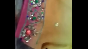 Gadis India Yang Menggoda Dengan Lekuk Tubuh Yang Memabukkan