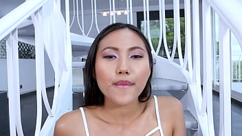 May Thai, Si Kecantikan Asia Dengan Kontol Besar, Memberikan Blowjob Pov Dan Menelan Sampai Habis