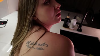 Menggoda Ibu Temanku Di Dapur Usai Pesta Ulang Tahunnya