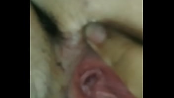 Tawanan Cina Memamerkan Memek Perawan Yang Menggoda