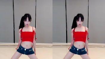 Cô Gái Trung Quốc Quyến Rũ Nhảy Múa Trên Cầu Thang đỏ Rực