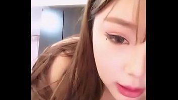 Gadis Tionghoa Seksi Pamer Tubuh Telanjang Menggoda