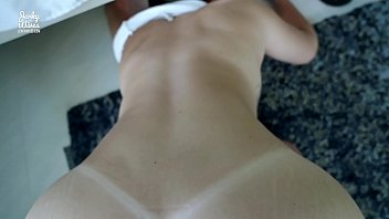 Melanie Hicks, Ibu Tiri Seksi Dengan Payudara Besar Terjepit Di Bawah Ranjang