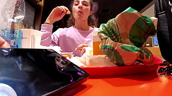 Kakak Tiriku Mengajakku Main Sambil Mengendalikan Getaranku Di Tempat Umum!