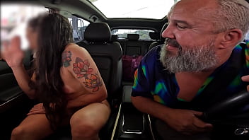 Thais Santos, A Marombada Safada, Entra Completamente Nua No Carro