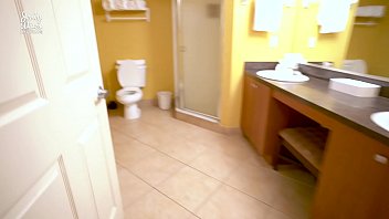 Liburan Rahasia Dengan Ibu Tiri – Perjalanan Mobil Telanjang Dan Oral Di Hotel – Cory Chase