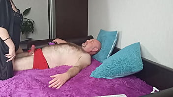 Ibu Tiriku Jalang Seksi, Ingin Kumasukkan Kontolku Ke Mulutnya Dan Sodomi Pantatnya Sambil Ayah Tiriku Menidurinya!