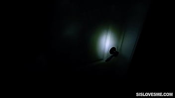 Celah Kakak Tiri Ini Bikin Bergairah – Mandy Muse