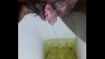 Desi Gadis India Memancurkan Air Seni Panas