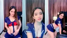 Gadis Nakal Berpakaian Seragam Siswi Yang Menggoda